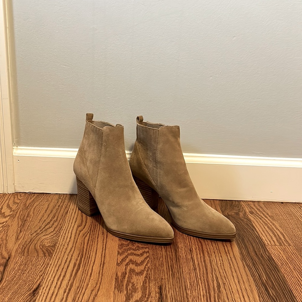Marc Fisher Alva pointy toe bootie size 9 1/2 Suede light beige with block heel